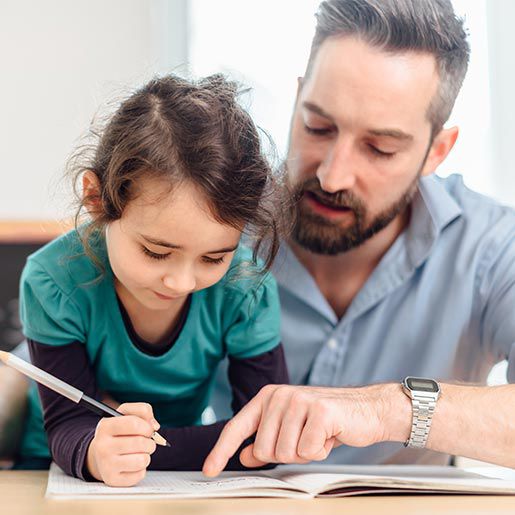 Lerntipps für schüler: Vater lernt mit seiner Tochter